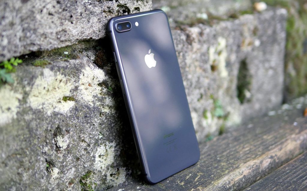 iPhone 8/8 Плюс - спорная модель